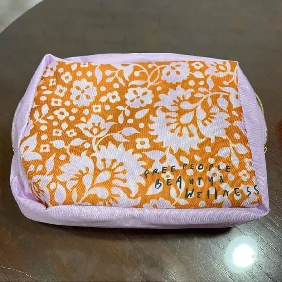 FREE PEOPLE make up bag with samples - Picture 2 of 7